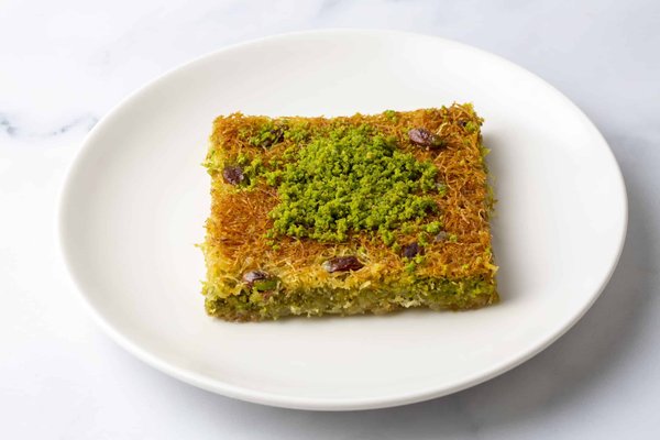 What's the best method for crafting a creamy New England clam chowder with smoky bacon?