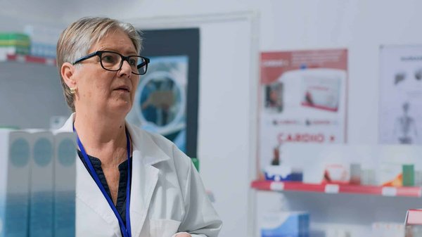 What Are the Signs of Cognitive Decline in Senior Parrots and How to Manage It?