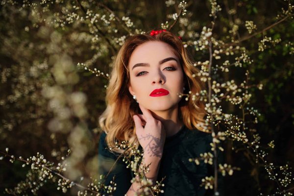 What Are the Most Flattering Empire Waist Styles for a Corporate Gala?